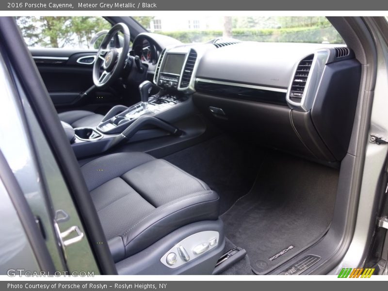 Meteor Grey Metallic / Black 2016 Porsche Cayenne