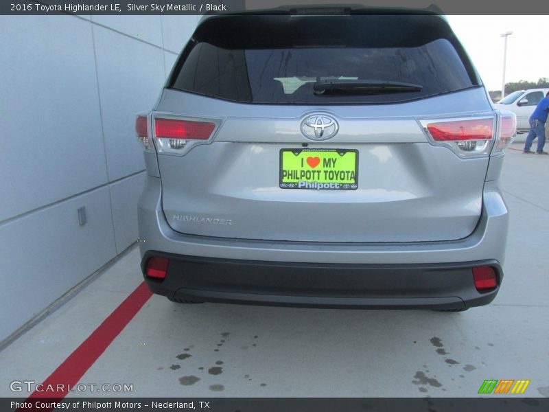 Silver Sky Metallic / Black 2016 Toyota Highlander LE