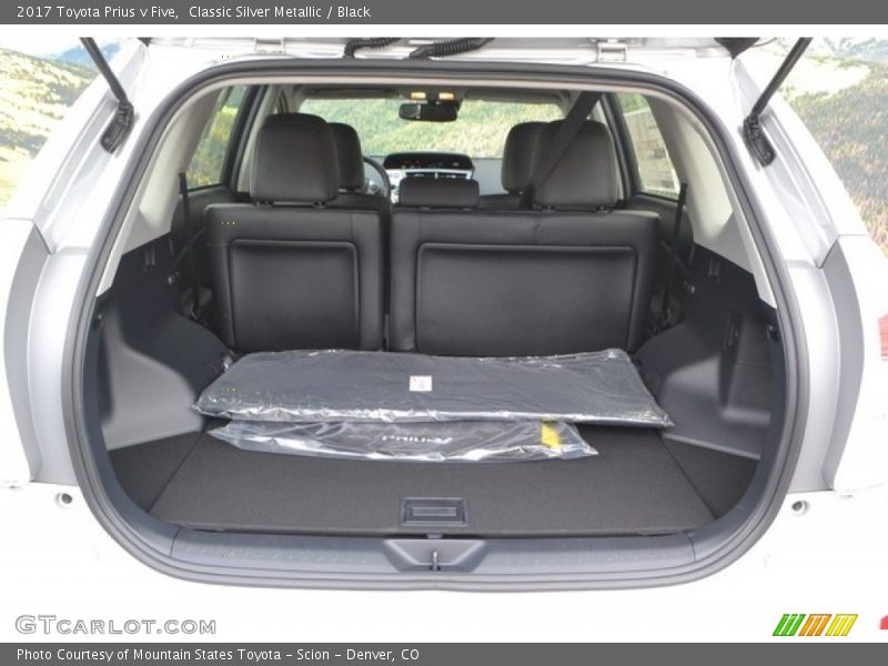  2017 Prius v Five Trunk