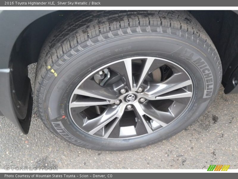 Silver Sky Metallic / Black 2016 Toyota Highlander XLE