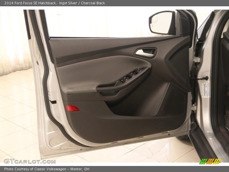 Ingot Silver / Charcoal Black 2014 Ford Focus SE Hatchback