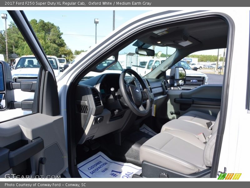 Oxford White / Medium Earth Gray 2017 Ford F250 Super Duty XL Regular Cab