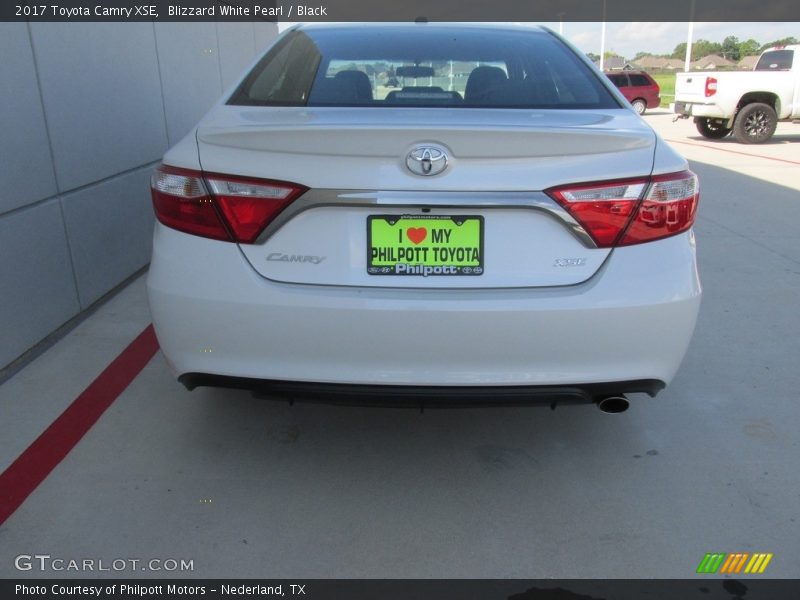 Blizzard White Pearl / Black 2017 Toyota Camry XSE