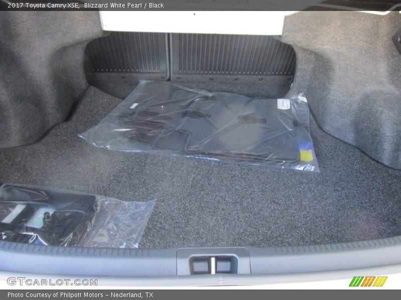 Blizzard White Pearl / Black 2017 Toyota Camry XSE