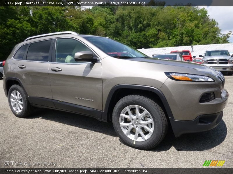 Front 3/4 View of 2017 Cherokee Latitude 4x4