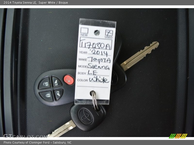 Super White / Bisque 2014 Toyota Sienna LE