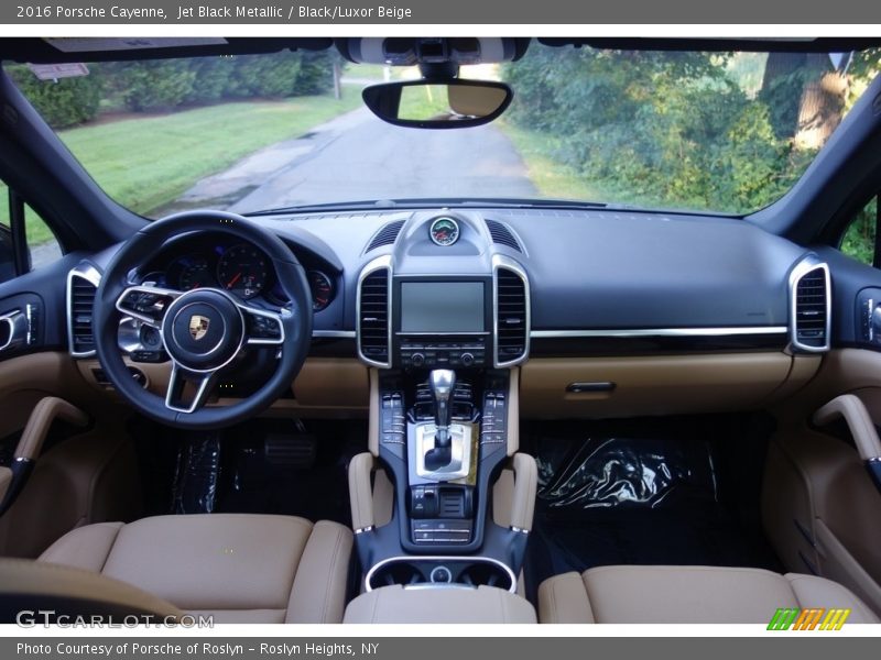 Jet Black Metallic / Black/Luxor Beige 2016 Porsche Cayenne