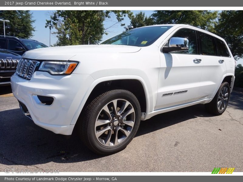 Front 3/4 View of 2017 Grand Cherokee Overland