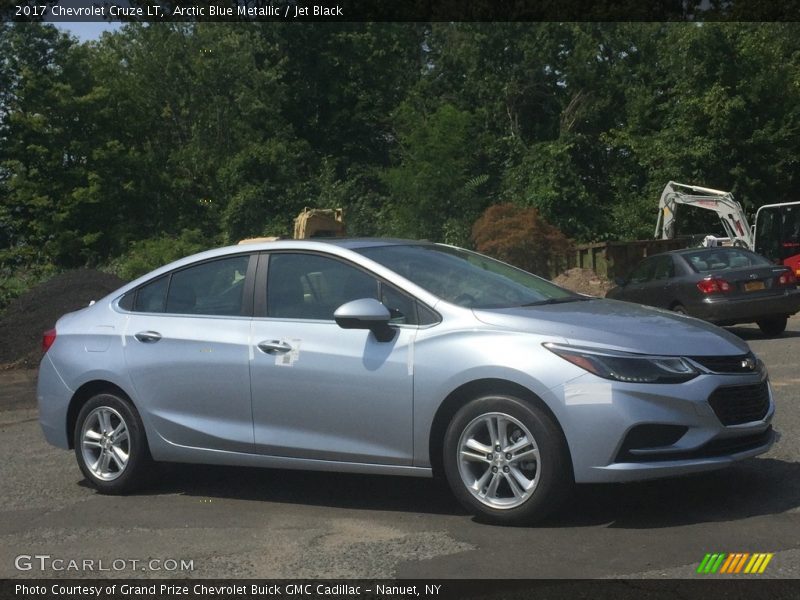 Front 3/4 View of 2017 Cruze LT