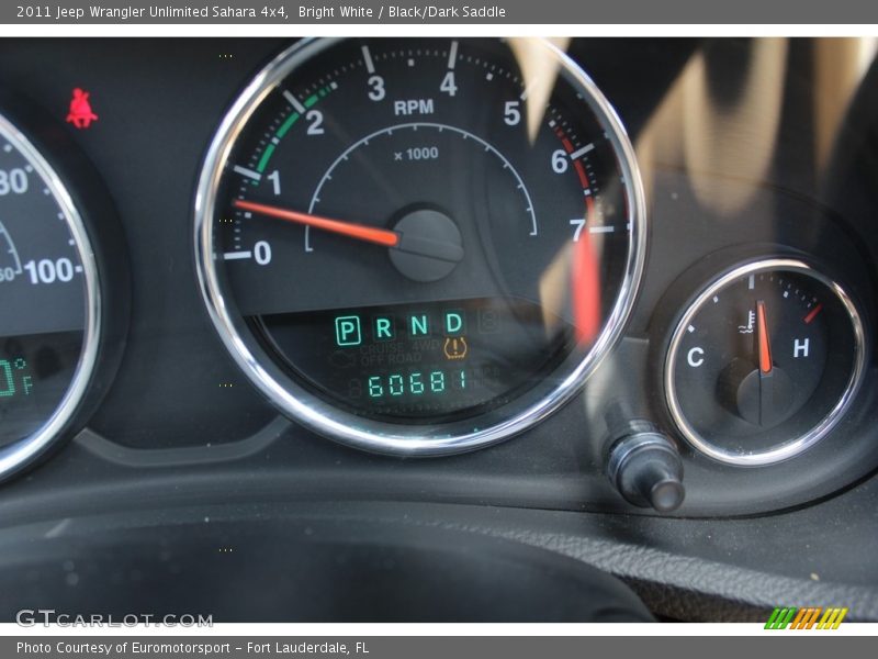 Bright White / Black/Dark Saddle 2011 Jeep Wrangler Unlimited Sahara 4x4