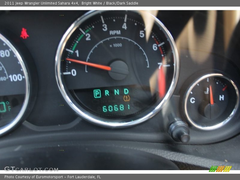 Bright White / Black/Dark Saddle 2011 Jeep Wrangler Unlimited Sahara 4x4