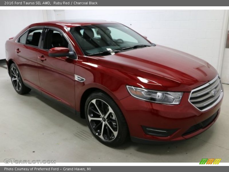 Front 3/4 View of 2016 Taurus SEL AWD