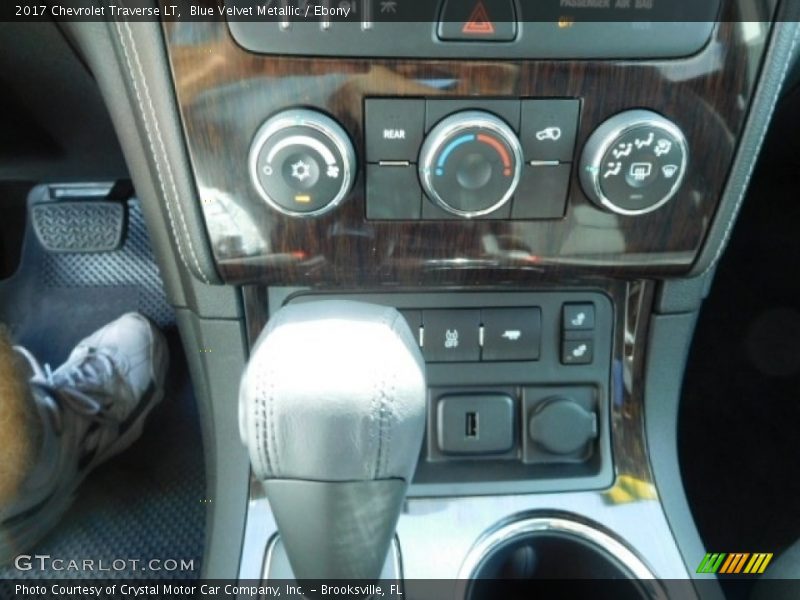 Blue Velvet Metallic / Ebony 2017 Chevrolet Traverse LT