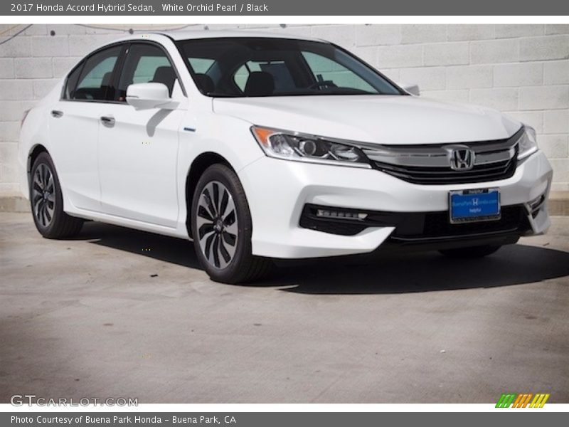 Front 3/4 View of 2017 Accord Hybrid Sedan