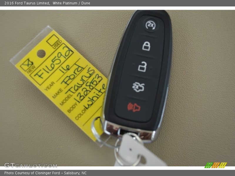 White Platinum / Dune 2016 Ford Taurus Limited