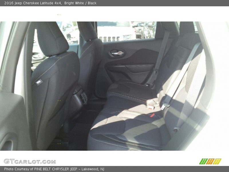 Bright White / Black 2016 Jeep Cherokee Latitude 4x4