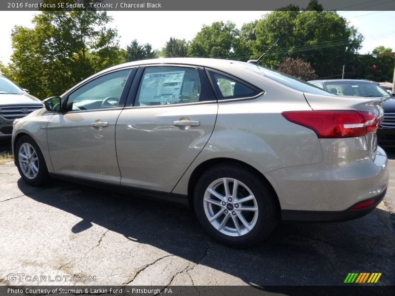 Tectonic / Charcoal Black 2016 Ford Focus SE Sedan