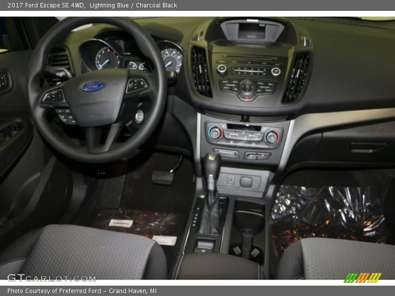 Lightning Blue / Charcoal Black 2017 Ford Escape SE 4WD