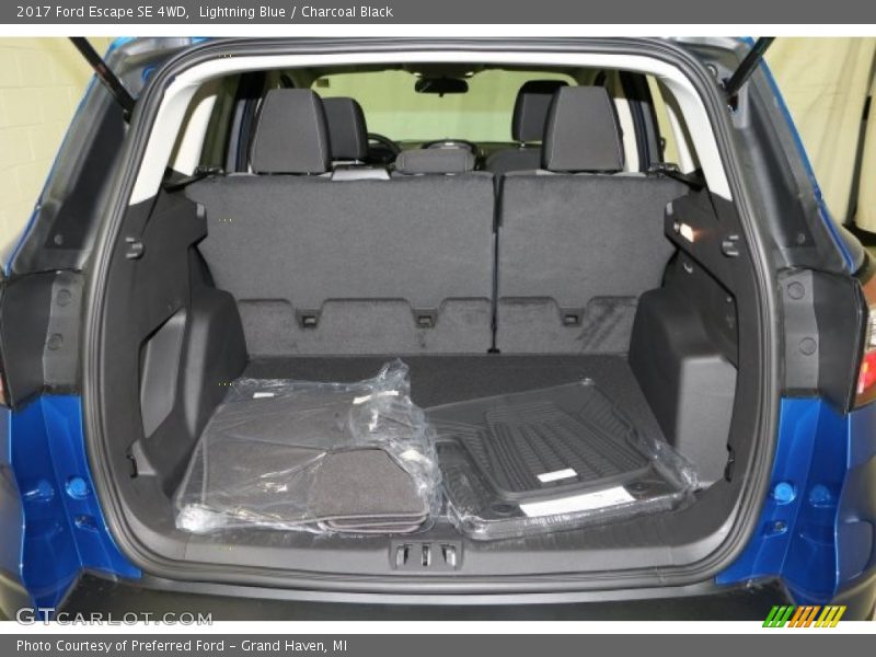 Lightning Blue / Charcoal Black 2017 Ford Escape SE 4WD