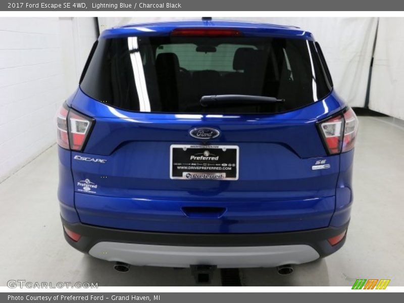 Lightning Blue / Charcoal Black 2017 Ford Escape SE 4WD
