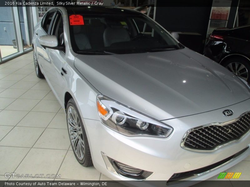 Front 3/4 View of 2016 Cadenza Limited