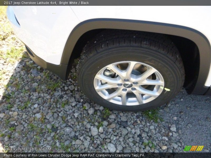 Bright White / Black 2017 Jeep Cherokee Latitude 4x4
