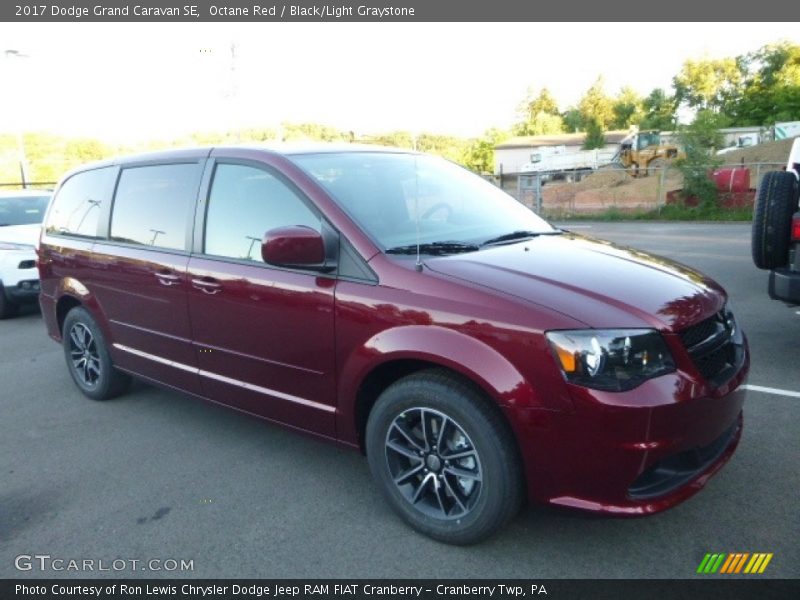 Front 3/4 View of 2017 Grand Caravan SE