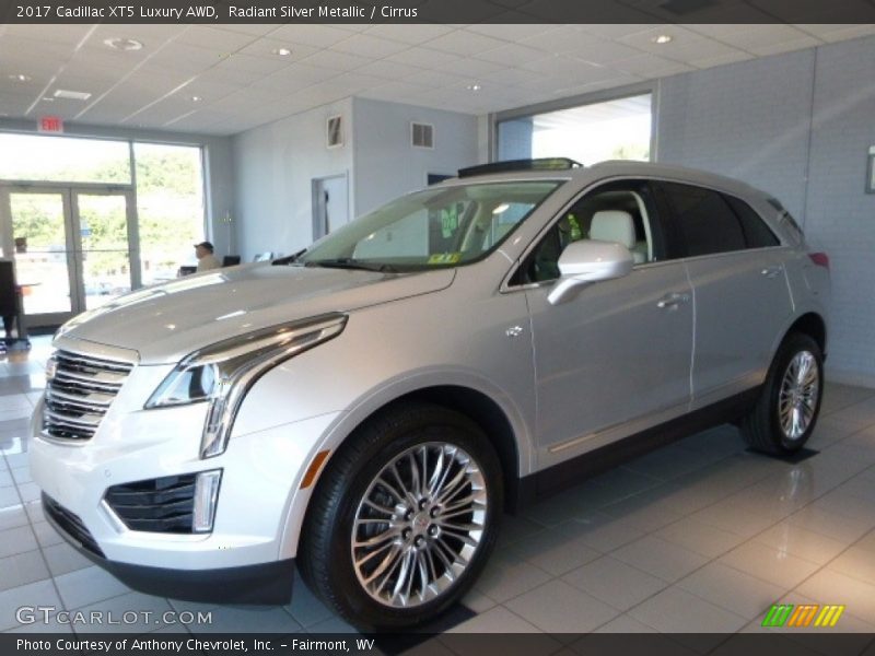 Front 3/4 View of 2017 XT5 Luxury AWD