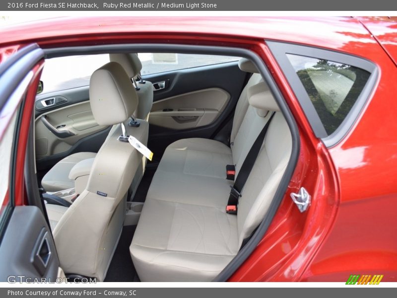 Ruby Red Metallic / Medium Light Stone 2016 Ford Fiesta SE Hatchback