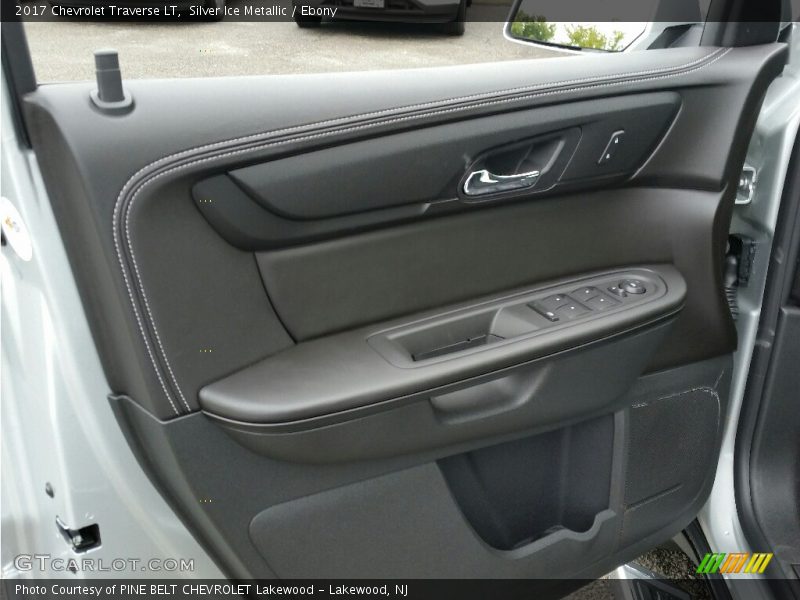 Silver Ice Metallic / Ebony 2017 Chevrolet Traverse LT