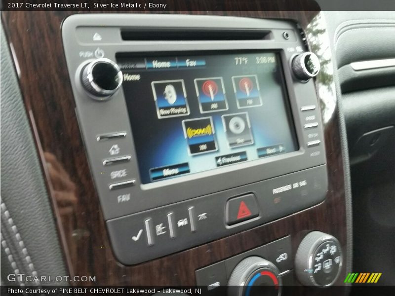 Silver Ice Metallic / Ebony 2017 Chevrolet Traverse LT