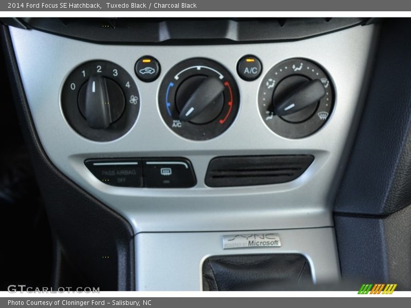 Tuxedo Black / Charcoal Black 2014 Ford Focus SE Hatchback