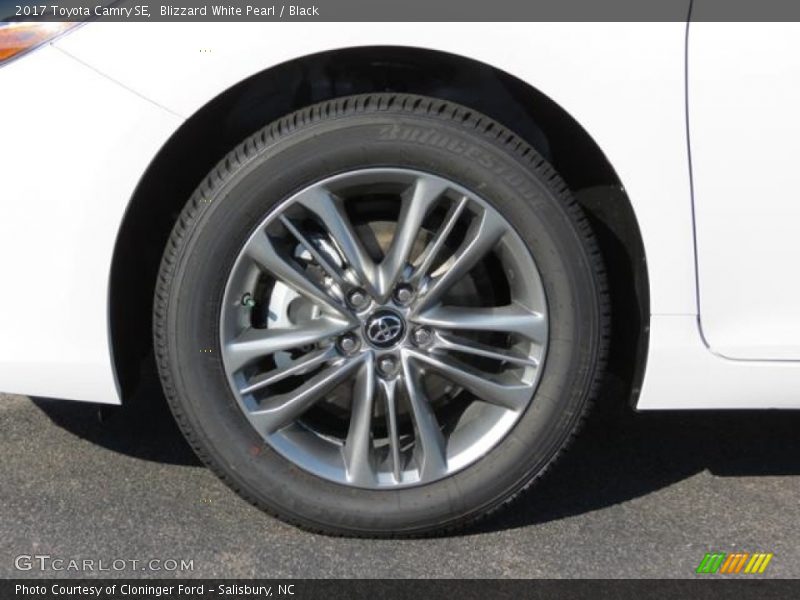 Blizzard White Pearl / Black 2017 Toyota Camry SE
