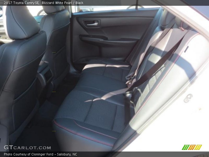 Blizzard White Pearl / Black 2017 Toyota Camry SE