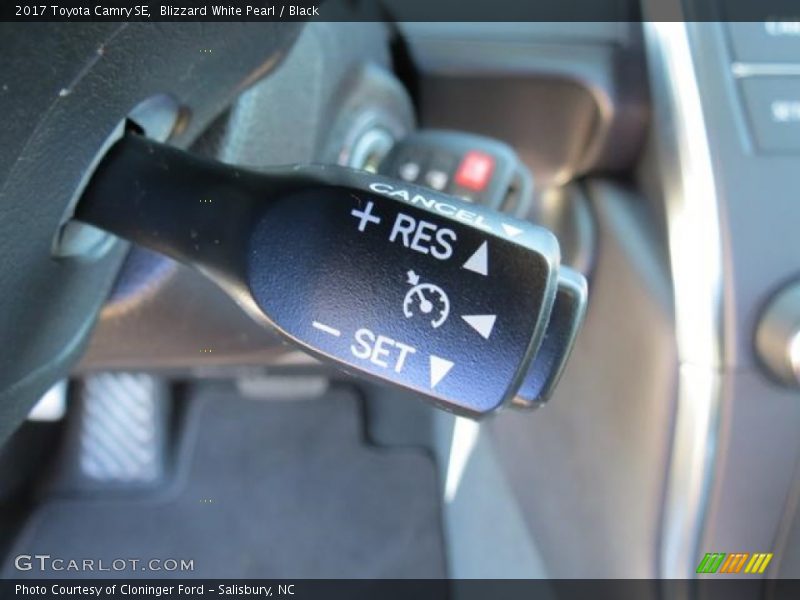Blizzard White Pearl / Black 2017 Toyota Camry SE