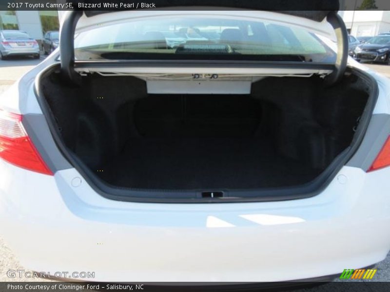 Blizzard White Pearl / Black 2017 Toyota Camry SE
