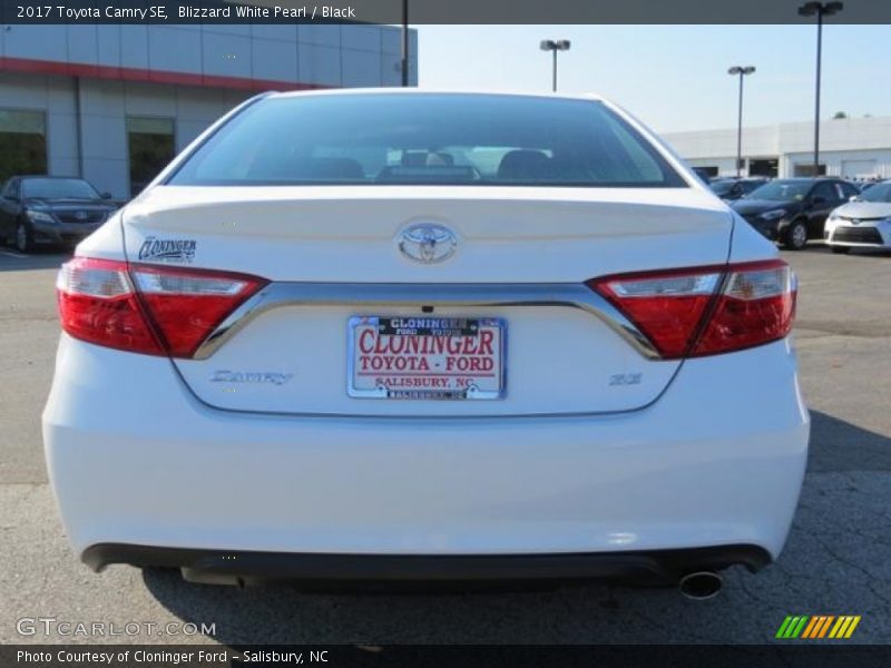 Blizzard White Pearl / Black 2017 Toyota Camry SE