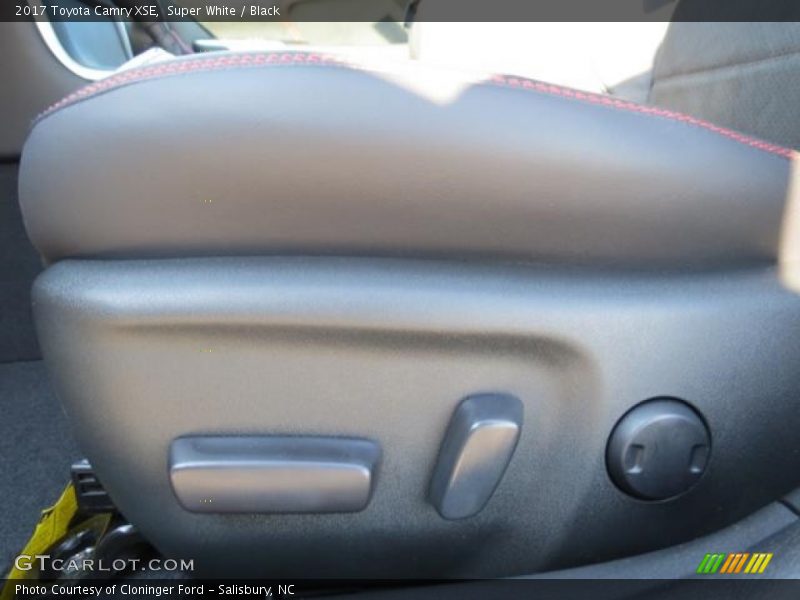 Super White / Black 2017 Toyota Camry XSE