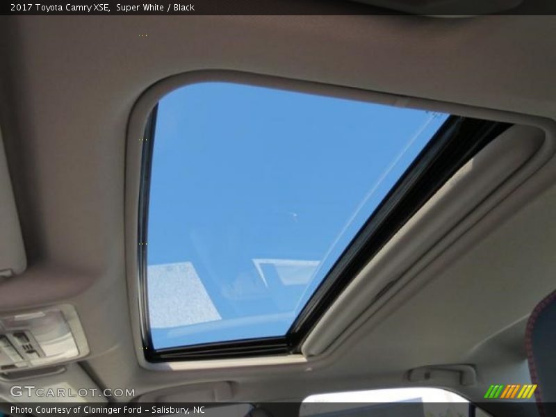 Super White / Black 2017 Toyota Camry XSE