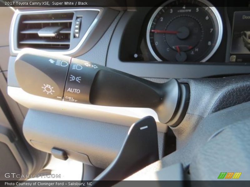 Super White / Black 2017 Toyota Camry XSE