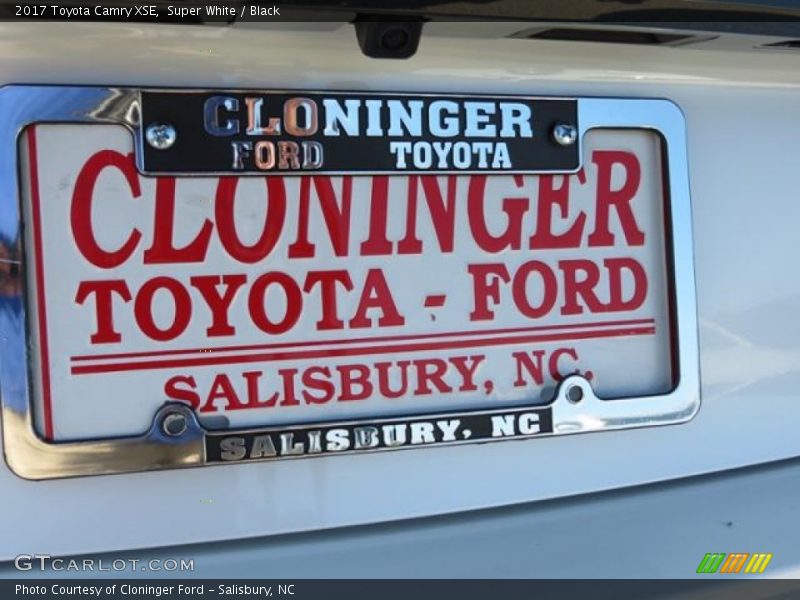 Super White / Black 2017 Toyota Camry XSE