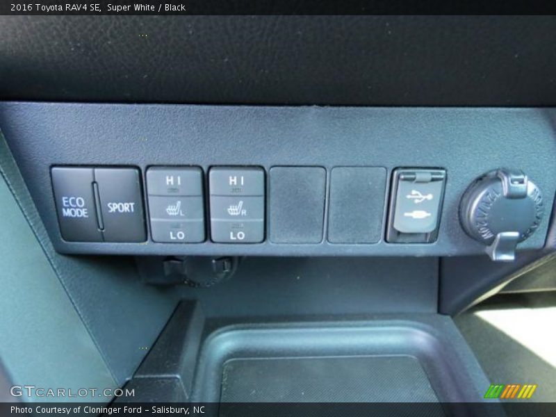 Super White / Black 2016 Toyota RAV4 SE
