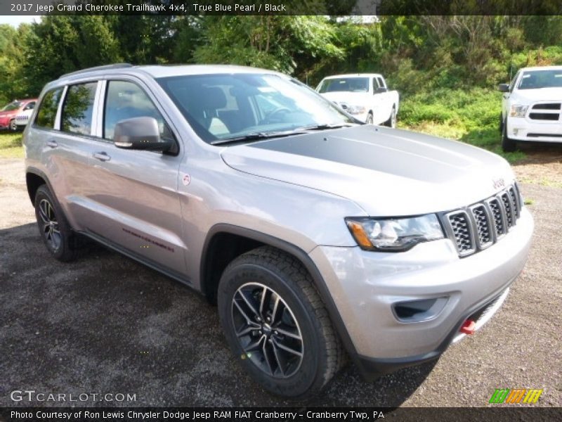 Front 3/4 View of 2017 Grand Cherokee Trailhawk 4x4