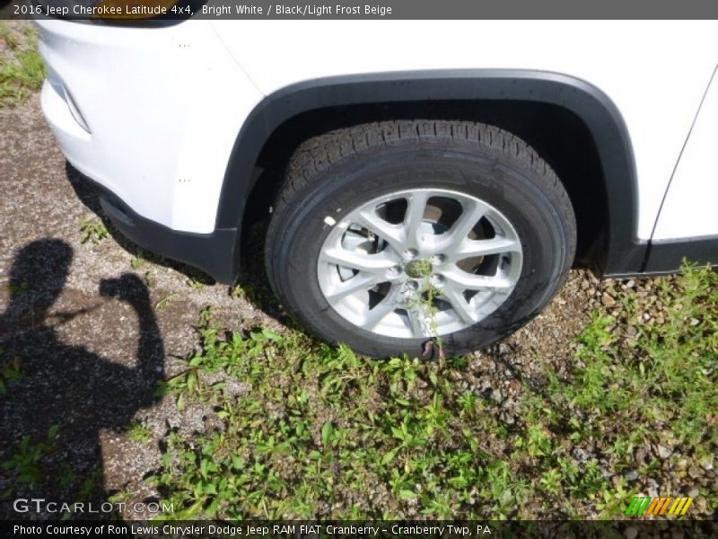 Bright White / Black/Light Frost Beige 2016 Jeep Cherokee Latitude 4x4