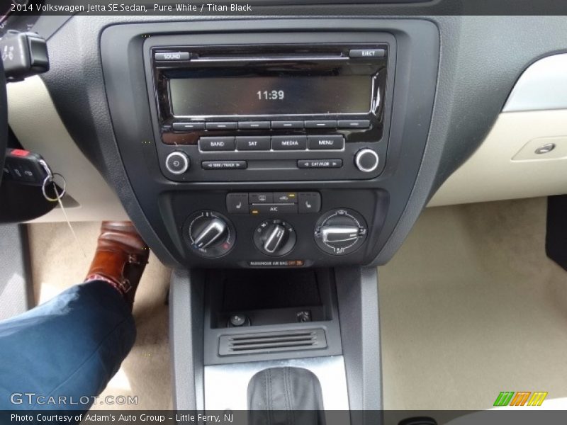 Pure White / Titan Black 2014 Volkswagen Jetta SE Sedan