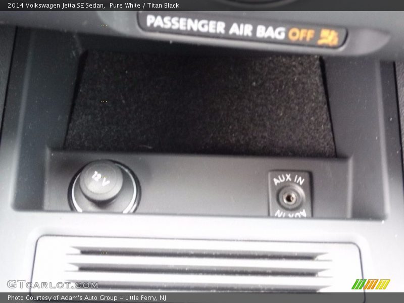 Pure White / Titan Black 2014 Volkswagen Jetta SE Sedan