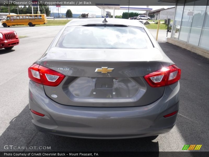 Pepperdust Metallic / Jet Black 2017 Chevrolet Cruze LT