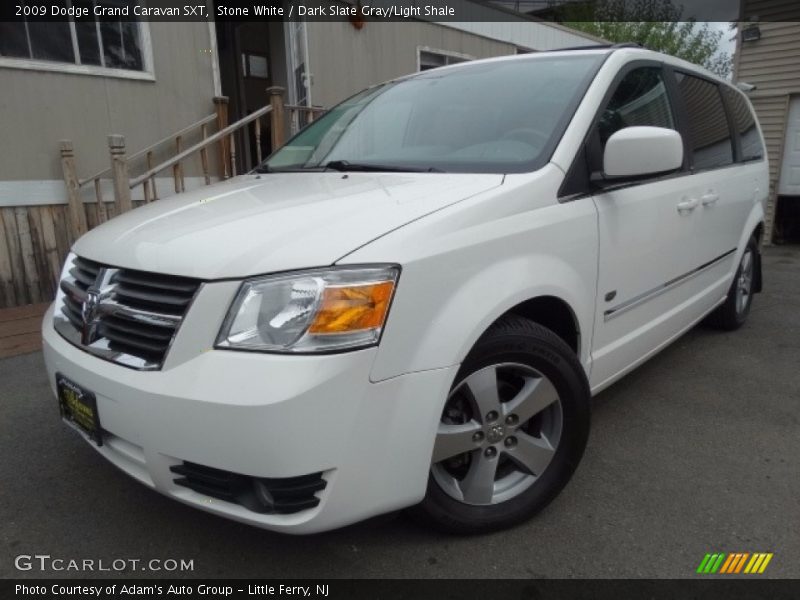 Front 3/4 View of 2009 Grand Caravan SXT