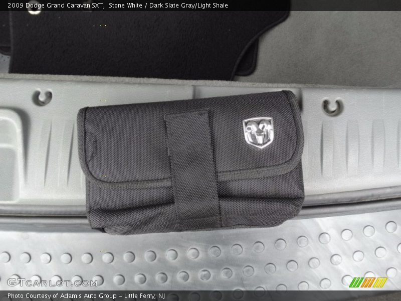 Stone White / Dark Slate Gray/Light Shale 2009 Dodge Grand Caravan SXT