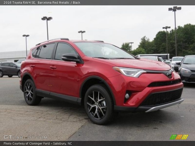 Front 3/4 View of 2016 RAV4 SE